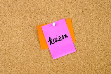 Kağıt notta yazılı Kaizen