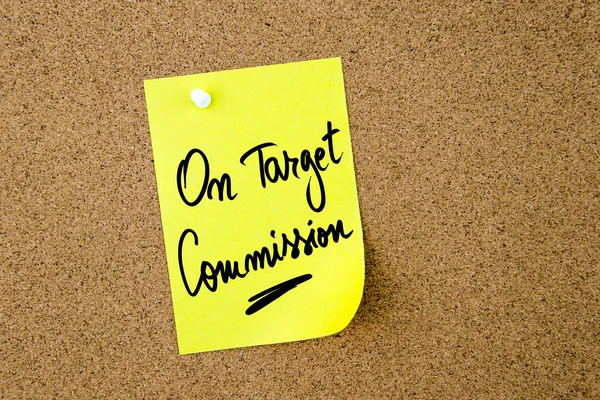 Na cíl Komise na žlutý papír poznámky — Stock fotografie