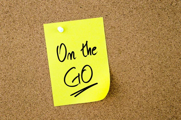 On The GO escrito em papel amarelo — Fotografia de Stock