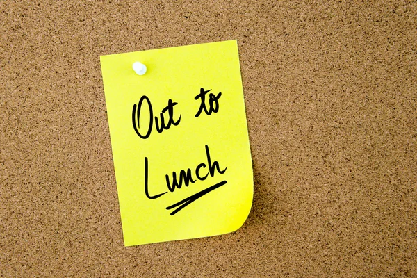 Out To Lunch escrito en papel amarillo — Foto de Stock