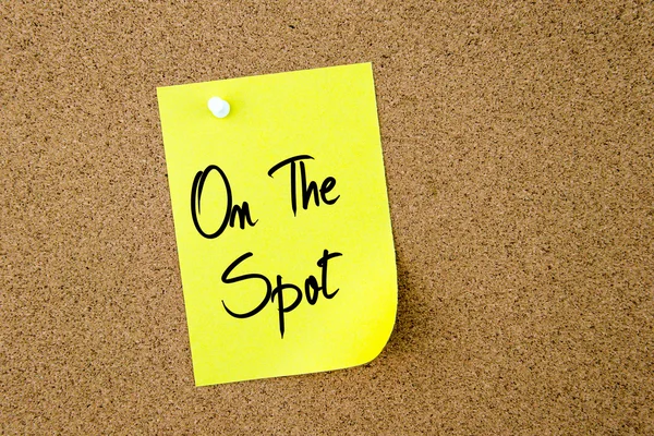 On The Spot написано на желтой бумаге — стоковое фото