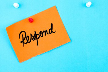 Turuncu kağıt nota yla yazılmış yanıt