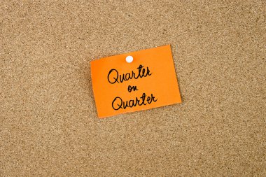 Çeyrek üzerinde turuncu kağıt notta yazılı üç aylık dönem