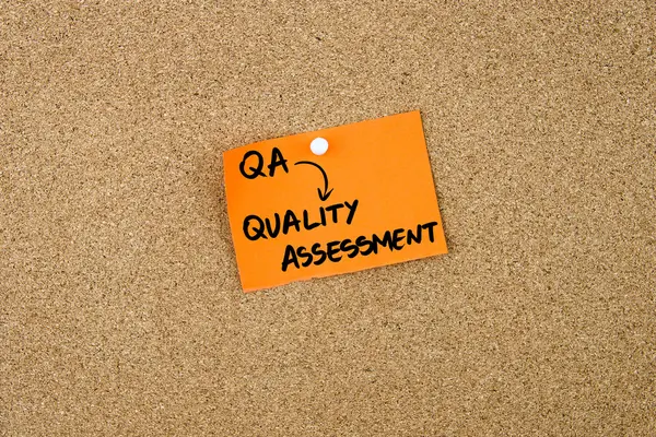 QA jako oceny jakości napisane na papier pomarańczowy Uwaga — Zdjęcie stockowe