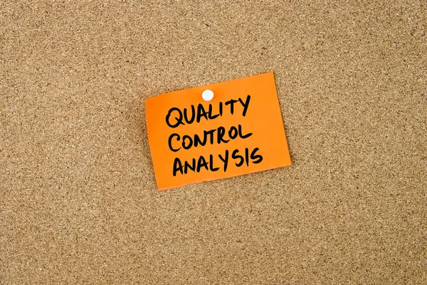 Kontrola jakości analizy napisane na papier pomarańczowy Uwaga — Zdjęcie stockowe