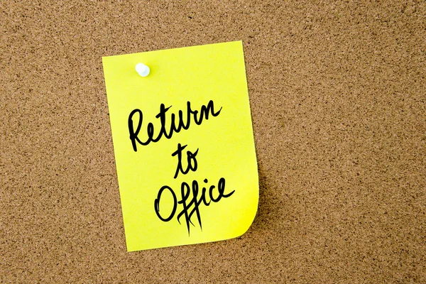Voltar ao escritório escrito em nota de papel amarelo — Fotografia de Stock