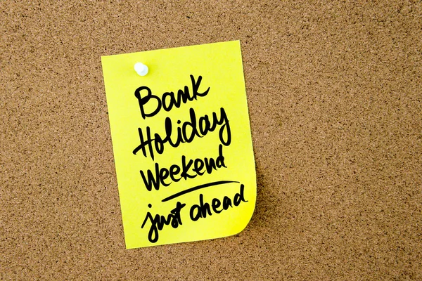 Bank Holiday Weekend Just Ahead escrito em nota de papel amarelo — Fotografia de Stock