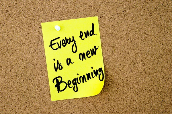 Every End Is A New Beginning scritto su carta gialla — Foto Stock