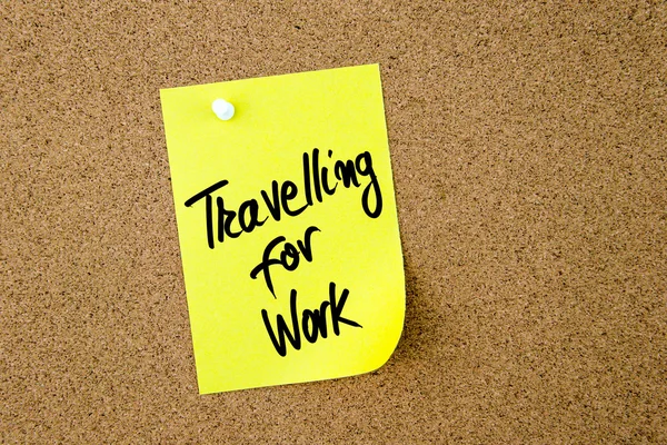 在黄纸条上写上工作旅行 — 图库照片