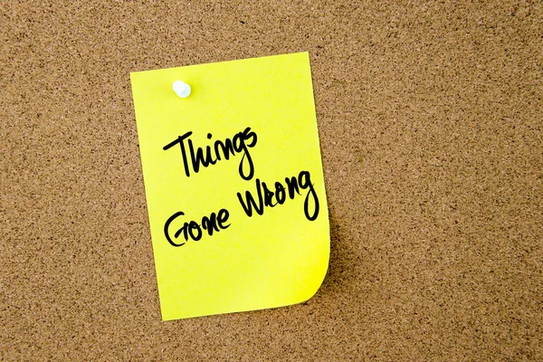 Coisas ido Errado escrito em nota de papel amarelo — Fotografia de Stock