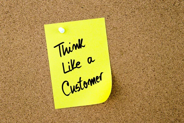 Denk als een klant geschreven op gele papieren notitie — Stockfoto