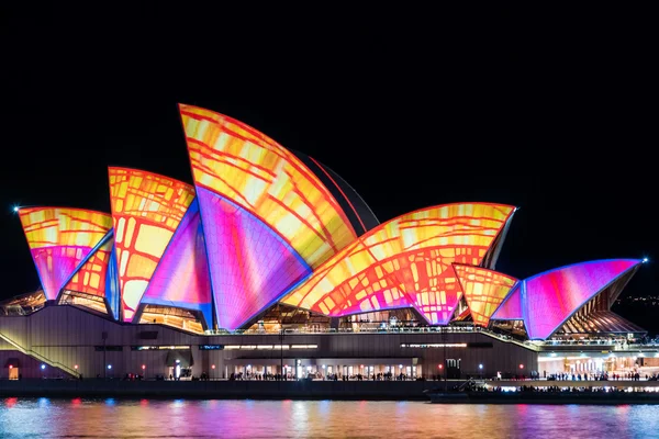 Sydney Opera House durante el Festival Vivid Sydney . — Foto de Stock