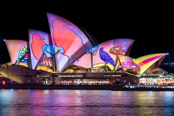 Сіднейський оперний театр яскраві фестивалі Сідней. — стокове фото