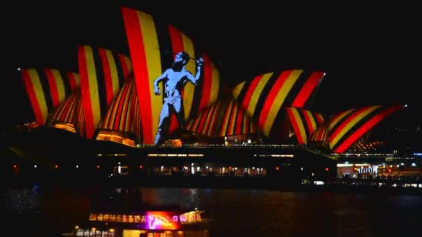 Sydney opera house illuminiert während des lebhaften sydney festivals, australien — Stockvideo