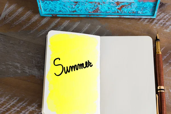 Text Sommer handgeschrieben auf Notizbuch — Stockfoto