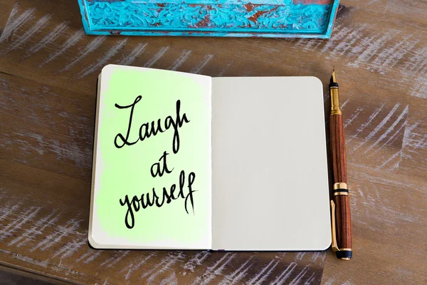 Посмеяться над собой, написанным от руки в тетрадке — стоковое фото