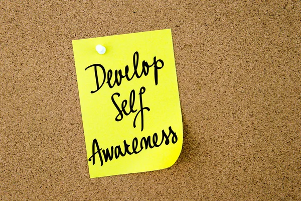 Entwicklung eines Selbstbewusstseins auf gelbem Zettel — Stockfoto