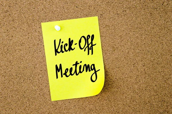 Kick-Off Meeting scritto su nota di carta gialla — Foto Stock