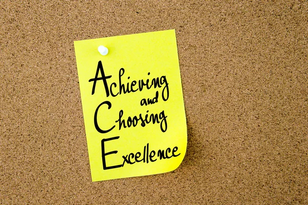 ACE Logrando y eligiendo la excelencia escrita en papel amarillo — Foto de Stock