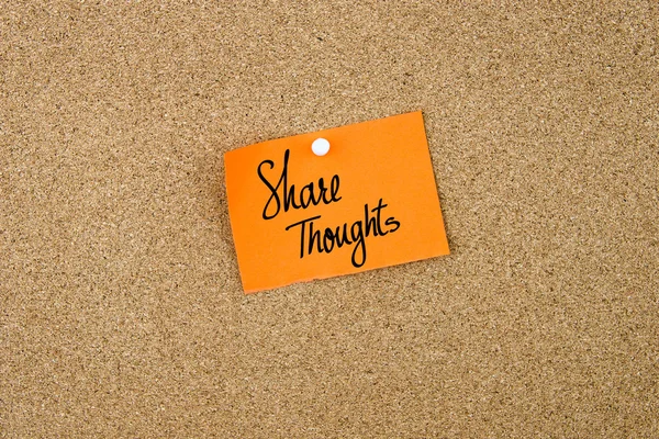 Compartilhar Pensamentos escritos em nota de papel laranja — Fotografia de Stock