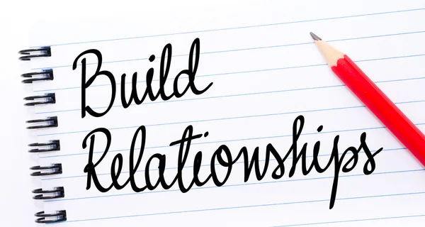 Construir relacionamentos escritos na página do caderno — Fotografia de Stock
