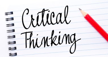 Eleştirel düşünme defter sayfasında yazılı