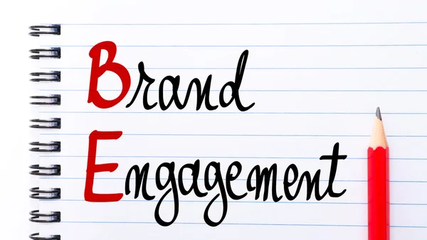 BE Brand Engagement escrito na página do caderno — Fotografia de Stock