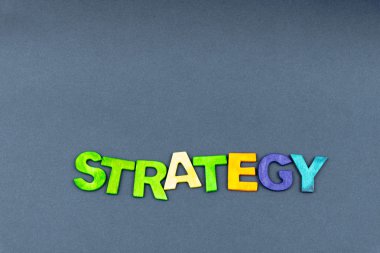 Word koyu arka plan üzerinde ahşap harflerin oluşturulan strateji