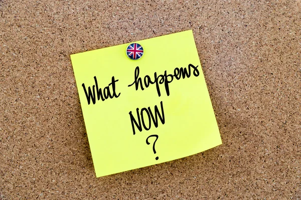 Yellow paper note pinned with Great Britain flag thumbtack and text WHAT HAPPENS NOW ? — Stockfoto