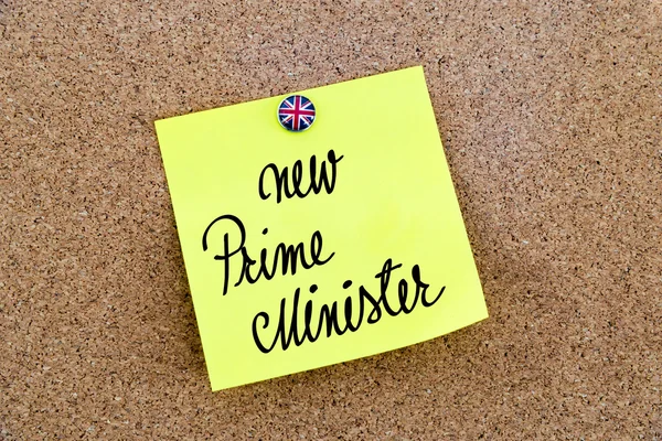 Yellow paper note pinned with Great Britain flag thumbtack and text New Prime Minister — Stockfoto