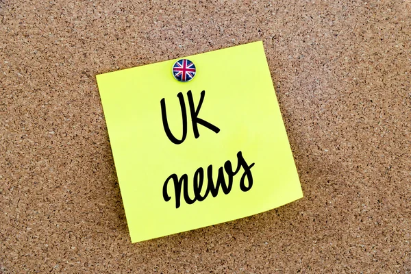 Yellow paper note pinned with Great Britain flag thumbtack and text UK News — Stock fotografie