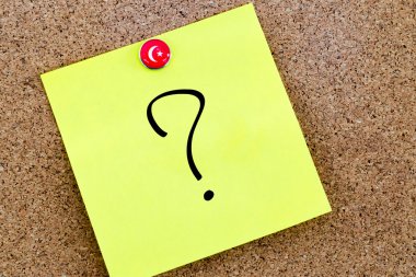 Soru işareti üzerinde sarı kağıt Not
