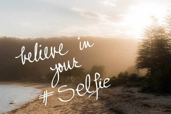 あなたの Selfie を信じるメッセージ — ストック写真
