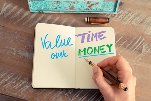 Χειρόγραφο κείμενο αξία χρόνος πάνω από τα χρήματα — Φωτογραφία Αρχείου