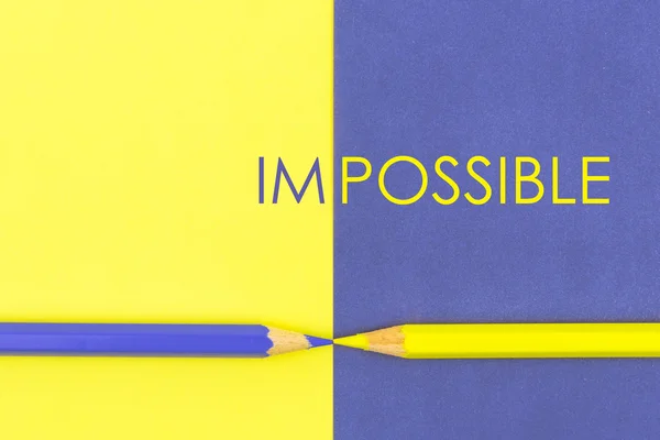 Unmögliches Kontrastkonzept mit gelben und violetten Buntstiften und Papier. — Stockfoto