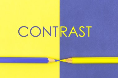 Word sarı ve mor renkli kağıt üzerinde yazılı kontrast