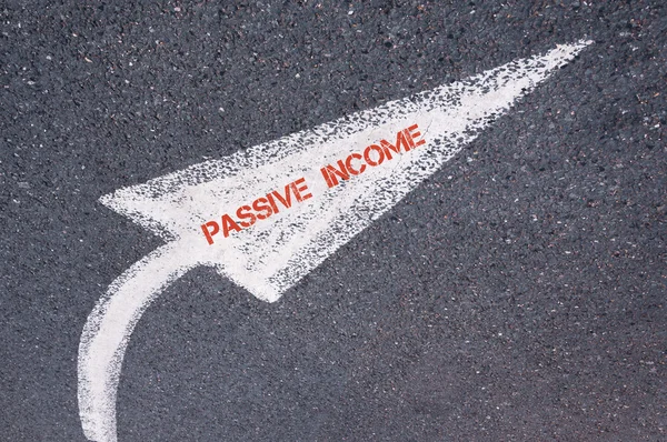Directional white painted arrow with words PASSIVE INCOME over road surface — Stock Photo, Image