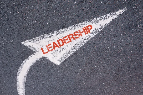 Λευκή Χειροποίητη βέλη κατεύθυνσης με λέξη ηγεσία πέρα από την επιφάνεια του δρόμου — Φωτογραφία Αρχείου