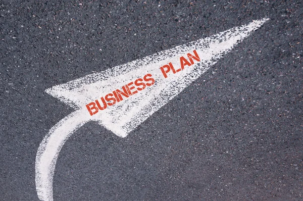 Directionele wit geschilderde pijl met woorden business plan over het wegdek — Stockfoto