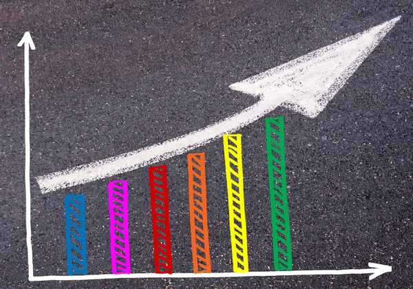 Gráfico colorido dibujado sobre asfalto y flecha direccional — Foto de Stock