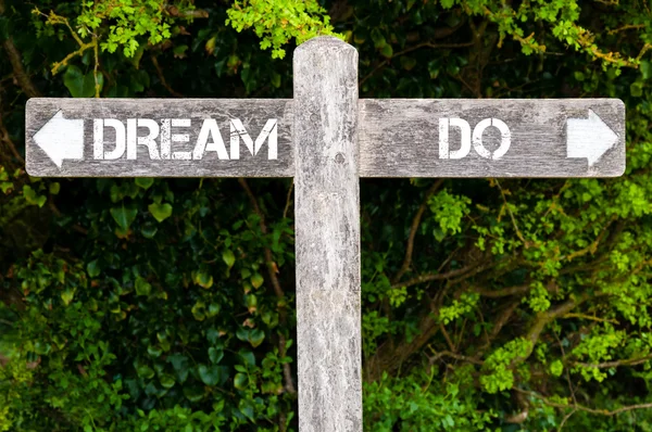 DREAM versus DO directional signs — Stock Photo, Image