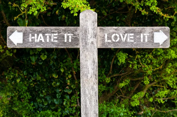 HATE IT versus LOVE IT directional signs — Stock Photo, Image