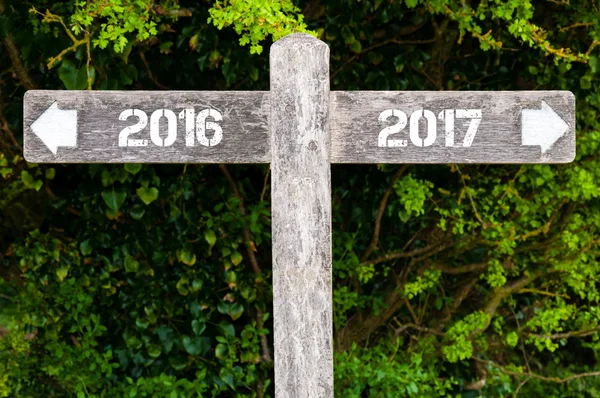Year 2016 versus 2017 directional signs — Stockfoto