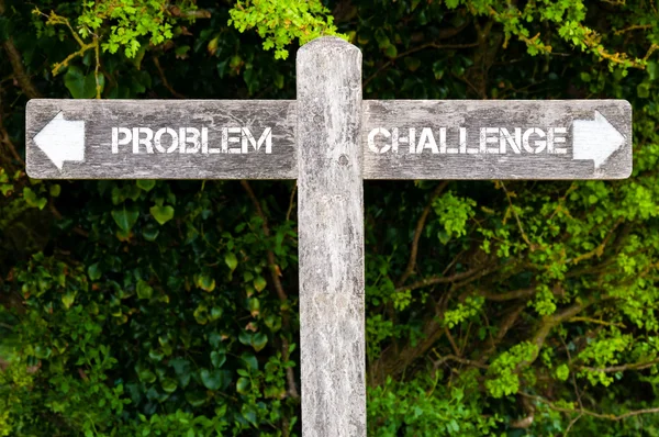 Problem kontra utmaning skyltar — Stockfoto
