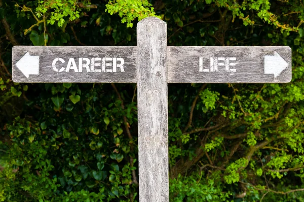 Kariéra versus života směrové značky — Stock fotografie