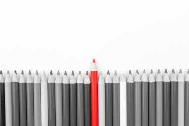 Kırmızı kalem tek renkli kalemler kalabalığın arasından ayakta