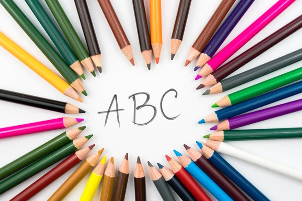 Zbarvení tužky v kruhu uspořádání s zprávě Abc — Stock fotografie
