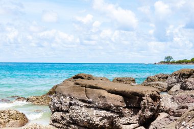 güzel tropikal plaj beyaz kum, mavi suları ve renkli taşlar