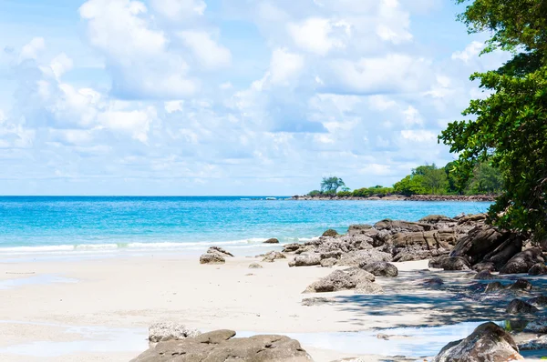 Belle plage tropicale, avec sable blanc, eaux bleues et rochers colorés — Photo