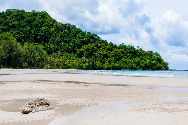 Hermosa playa tropical, con arena blanca, aguas azules y rocas de colores —  Fotos de Stock